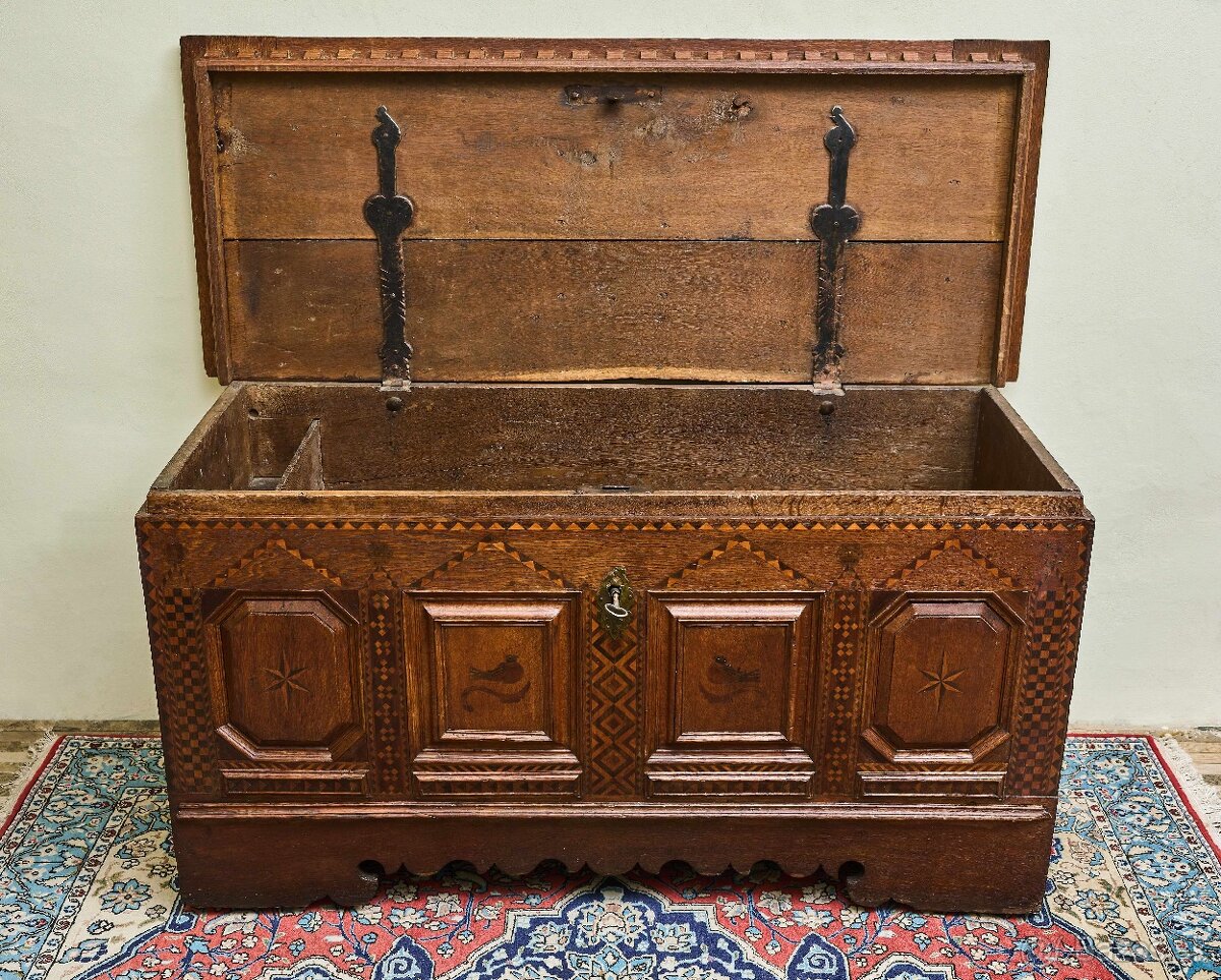 Intarzovaná dubová truhla z 18. storočia - 3