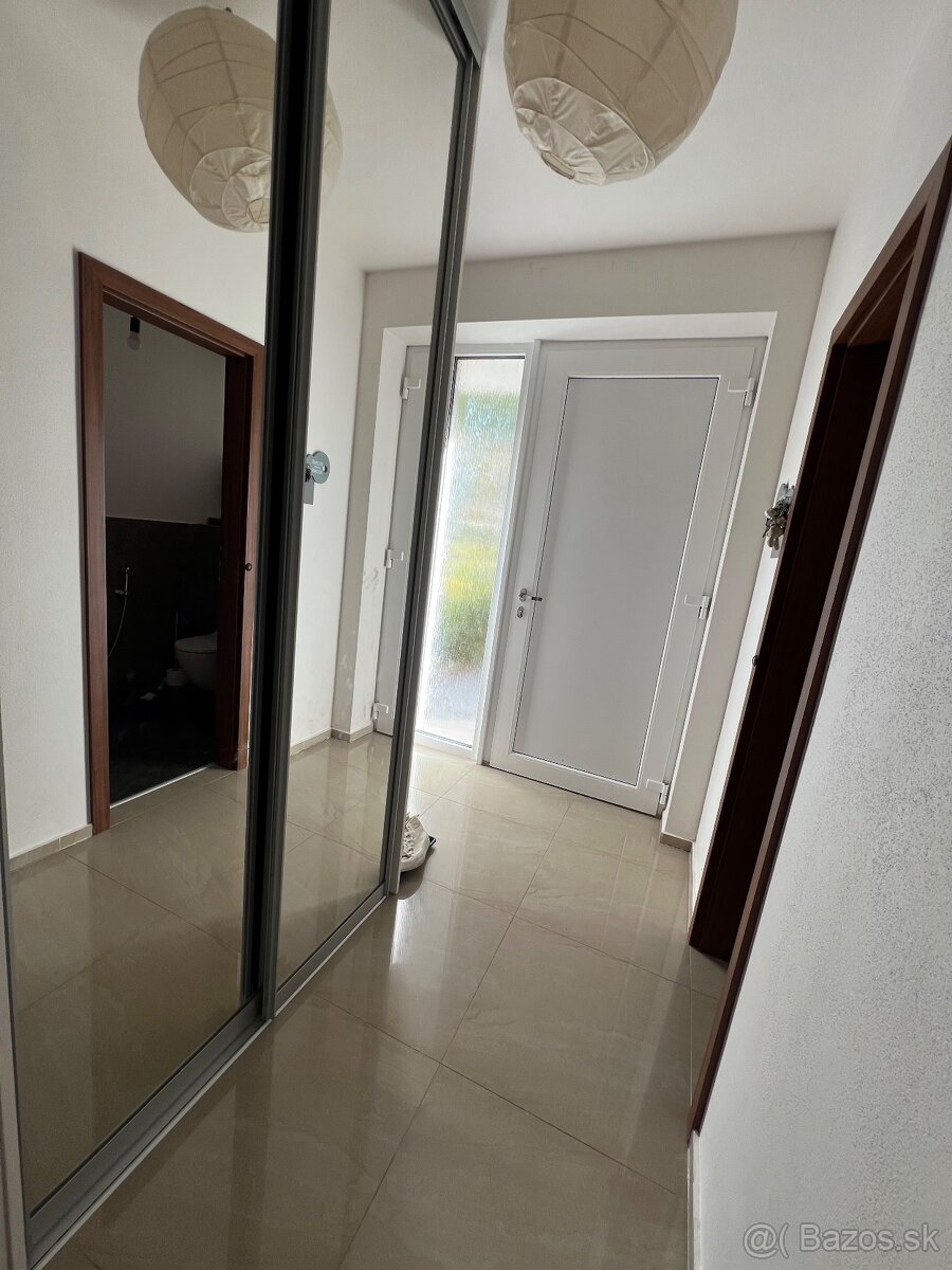 4izbovy 2podlazny dom s bazenom - 3
