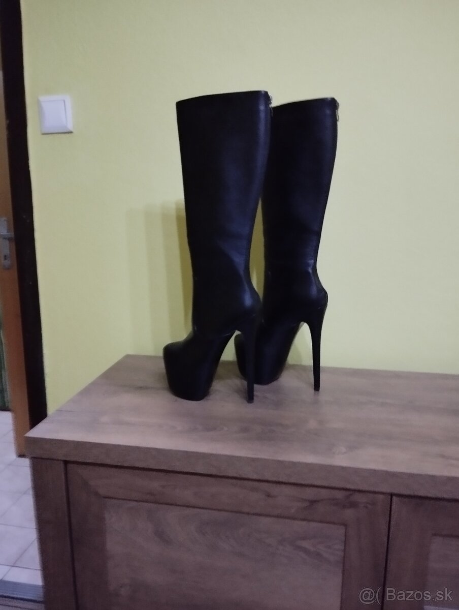 Nádherné čierne čižmy na vysokej platforme a na 18 cm podpät - 3