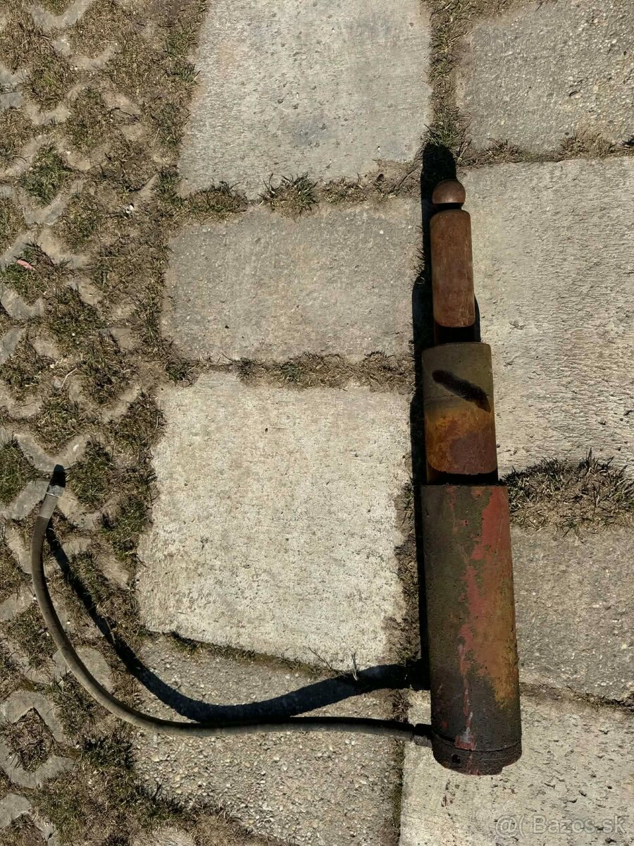 Predám hydraulicky piest zo 7t vlečky - 3