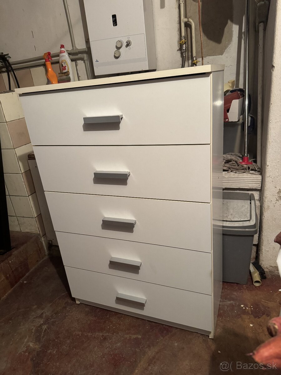 Biela skrinka so zásuvkami - 3