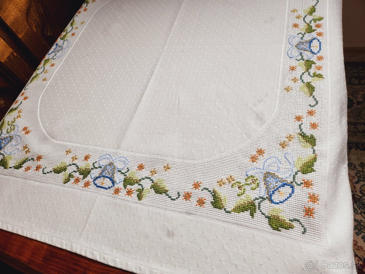 Krásny biely vianočný obrus zdobený zvončekmi, hviezdičkami - 3