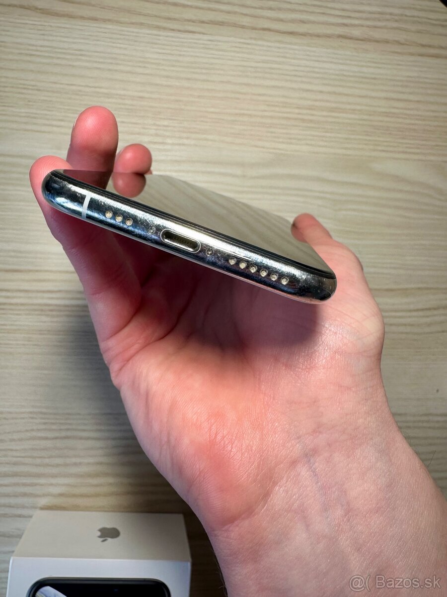 Predám zachovalý iPhone XS Silver 64GB - 3