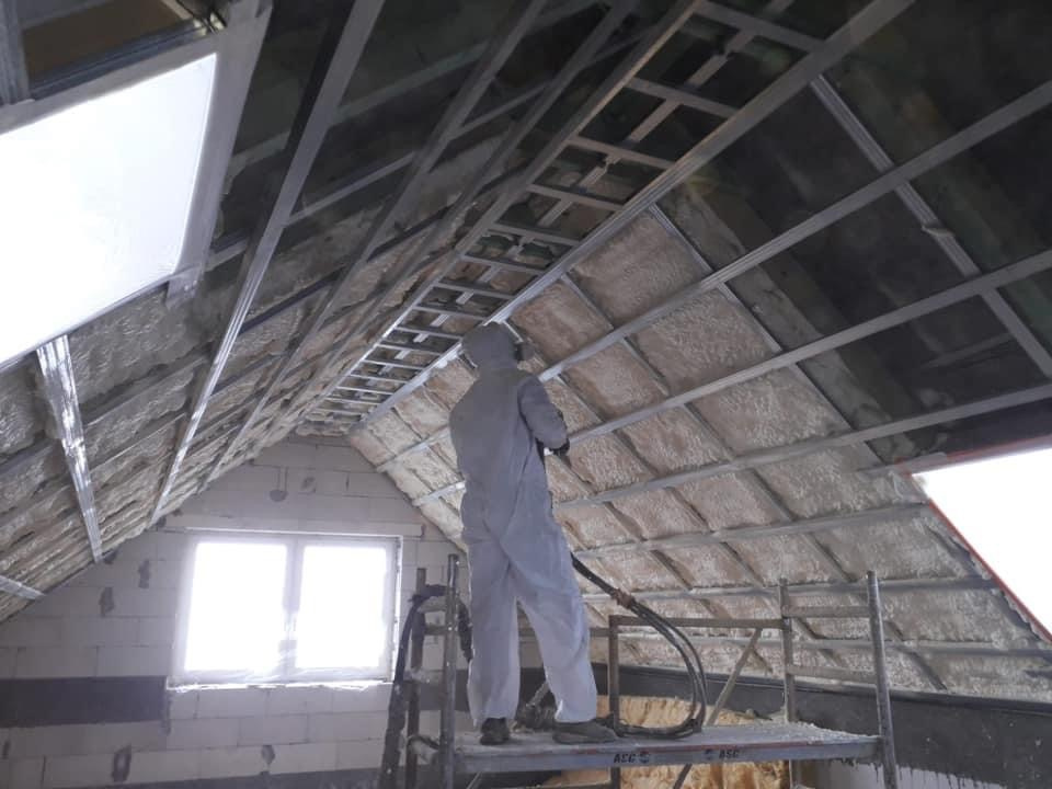 OBNOV DOM striekana fukana pena zateplenie strechy Anhydrit - 3