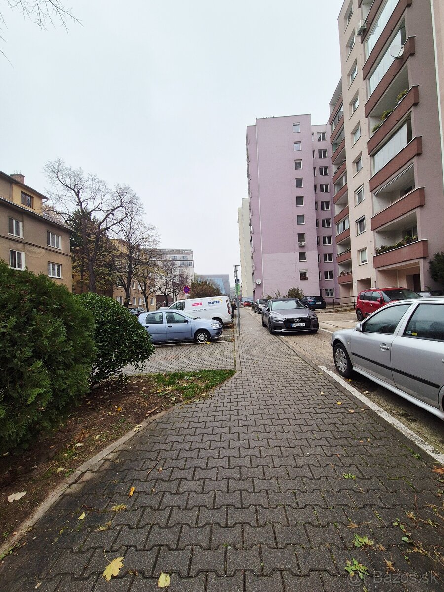 BEZ PROVÍZIE- 3 izb.byt pri OC Centrál a zimného štadióna O. - 3