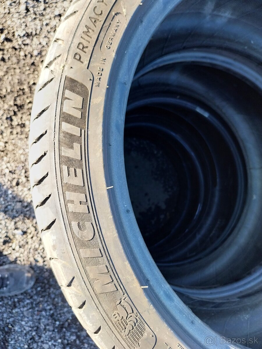 235/40R18 - 3