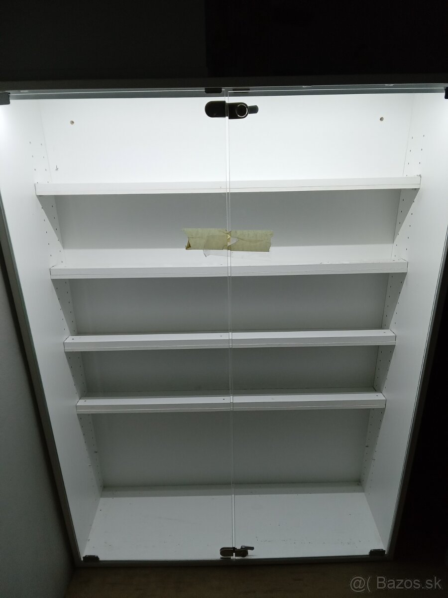 presklená vitrína do predajne obchodu vystavenie tovaru - 3