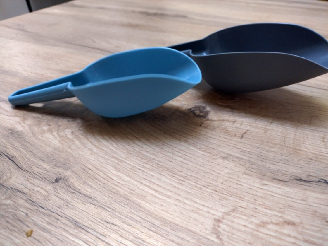 dve NOVE plastove lopatky CENA SPOLU - 3