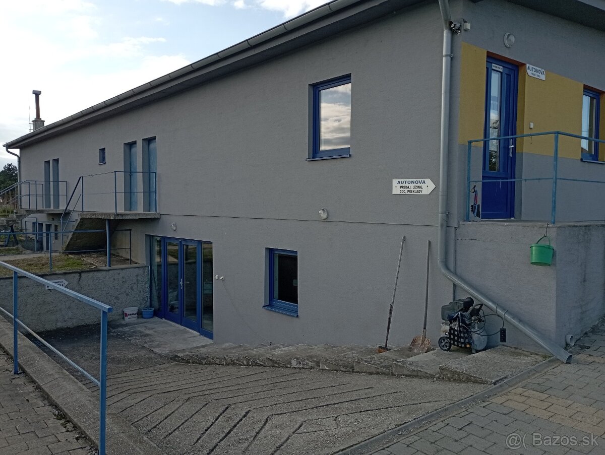 Budova s oploteným dvorom. - 3