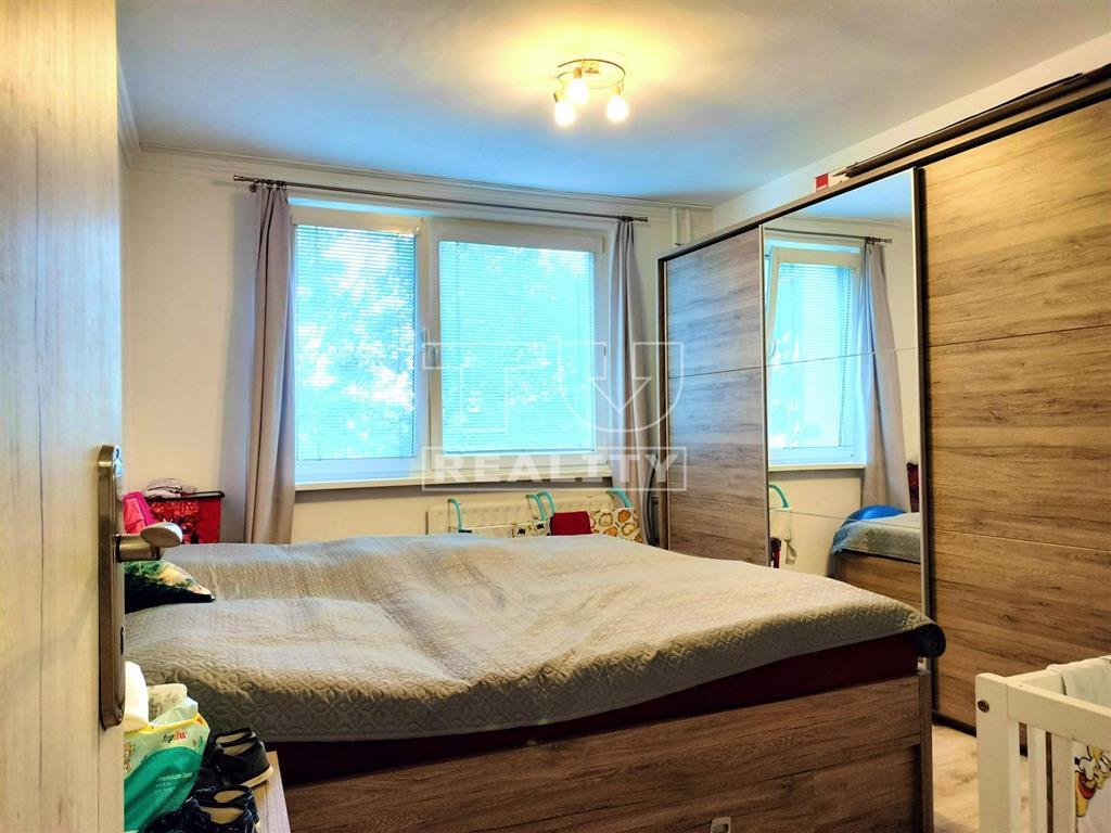 REZERVOVANÉ Na predaj priestranný 4 izbový byt v... - 3