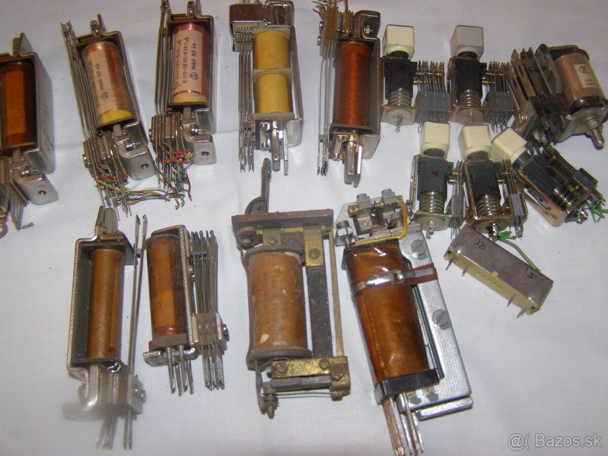 Elektrónky cca 500 kusov+21TE31,pätice,relé,konektory - 3