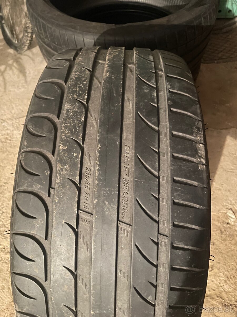 235/35 r19 - 3