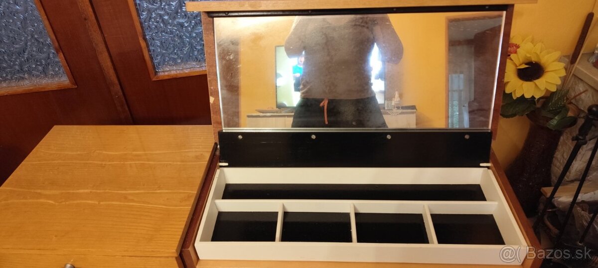 Kozmetický stolík+ nočný stolík - 3