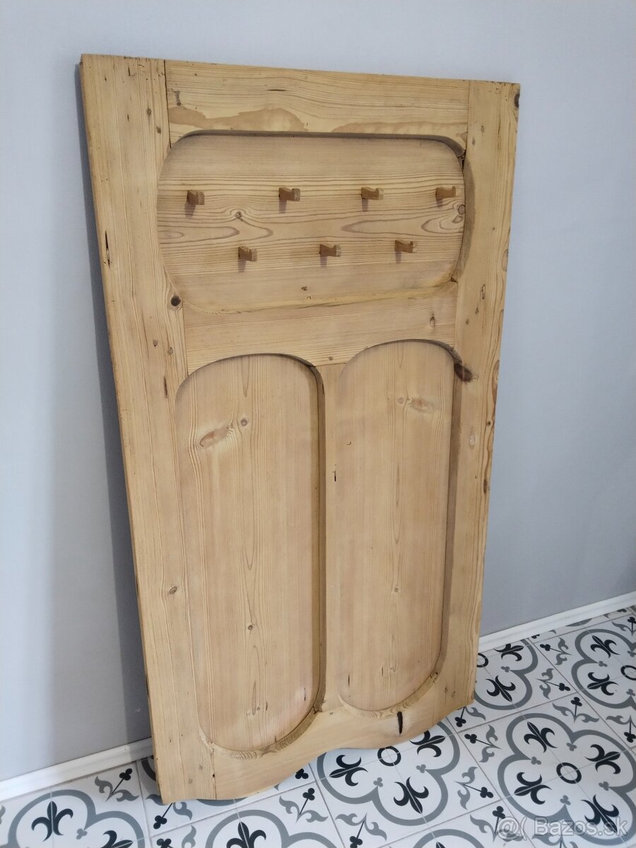 Stará věšáková stěna - 3