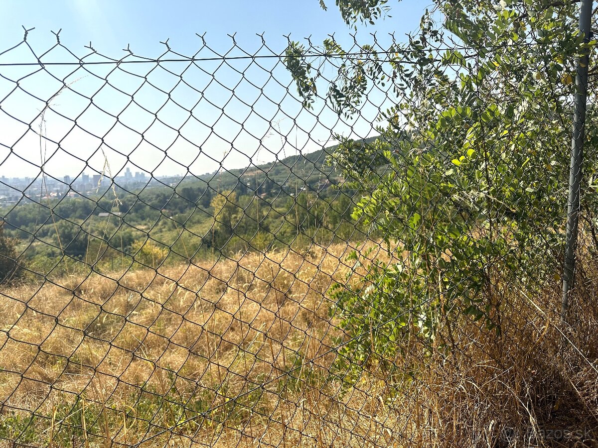 Pozemok 951 m2 v krásnom prostredí nad mestom Veľký Varan - 3