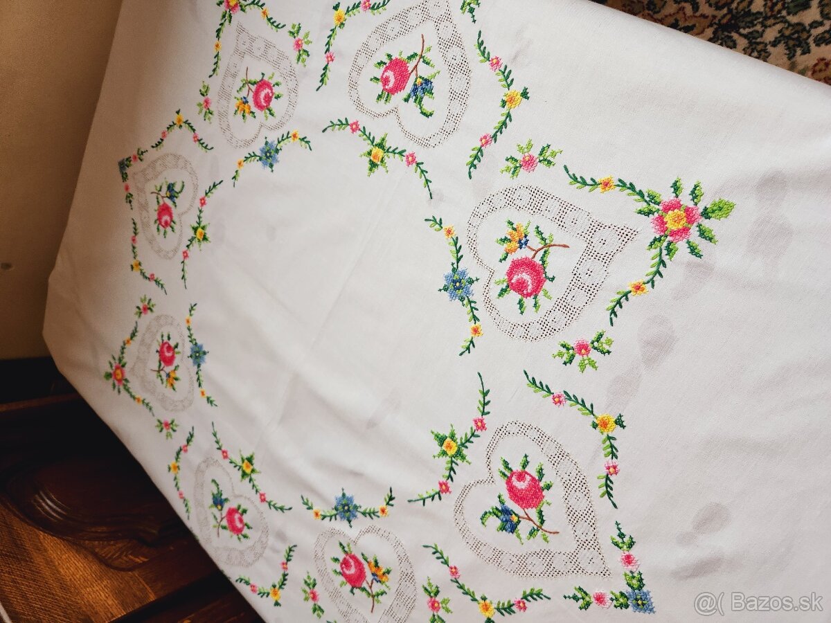 Krásny biely kruh zdobený ažurkou v tvare sŕdc a výšivkou ru - 3