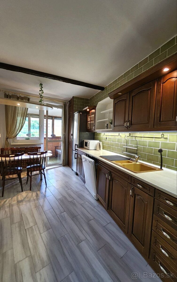 Priestranný 4-izbový byt s loggiou a krásnym výhľadom - 3