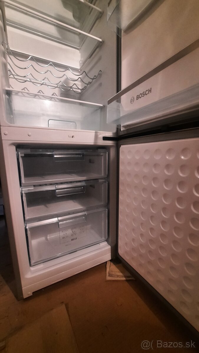 Predám chladničku s mrazničkou zn: BOSCH KGV 36X77 - 3