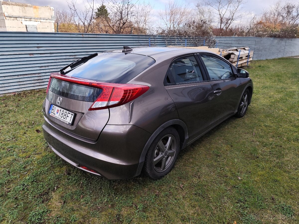 Predám Honda Civic 1.4 benzín 2013 - 3