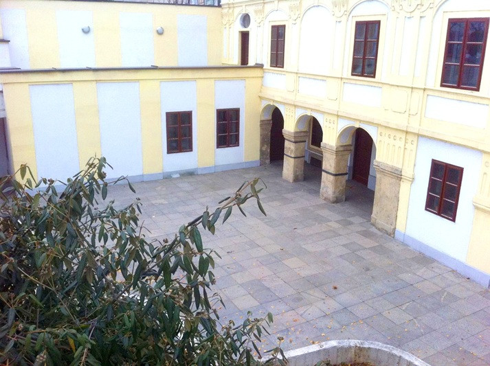 REI PREMIUM - Exkluzívny prenájom barokovej budovy v srdci B - 3