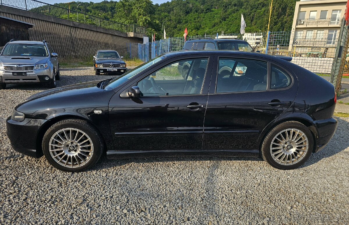 Seat Leon 1.8 Turbo Top Sport Rezervované - 3
