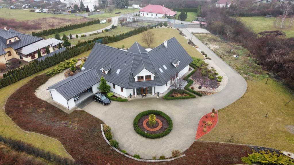 Vila s veľkým pozemkom pod lesom - 3