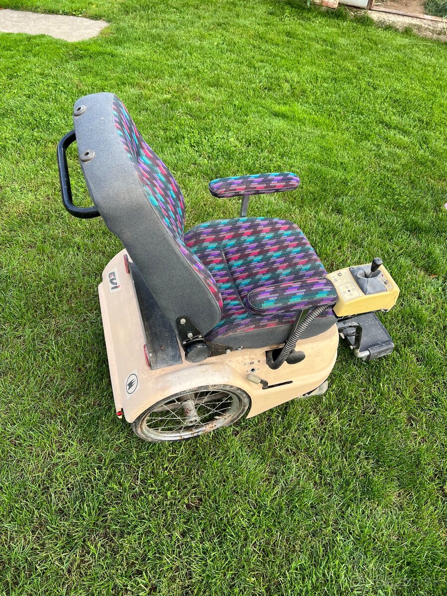 Starší elektrický invalidný vozík - 3