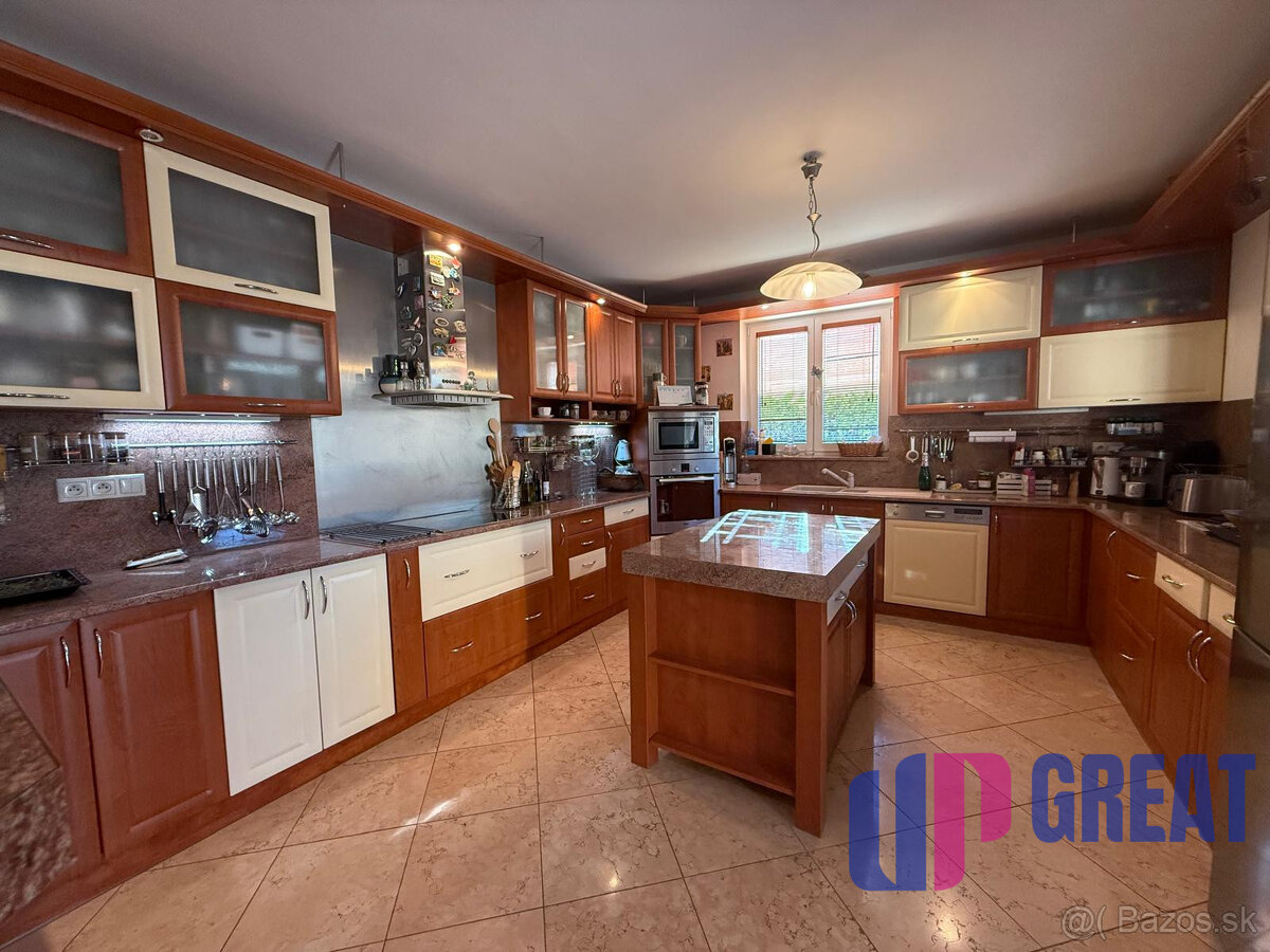 Na predaj 5-izbový rodinný dom s veľkorysou záhradou a bazén - 3