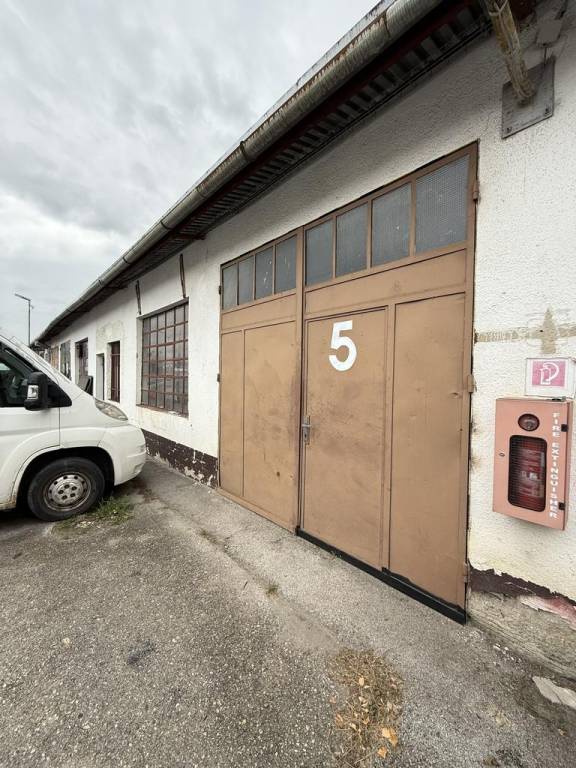 Sklad 67m2, 108m2, kancelárie 17m2,19m2, 32m2 v areáli. Šenk - 3