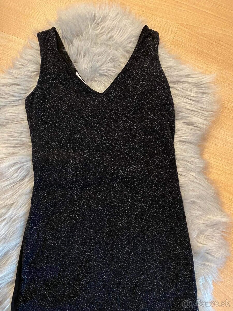 2x obtiahnuté šaty - 3