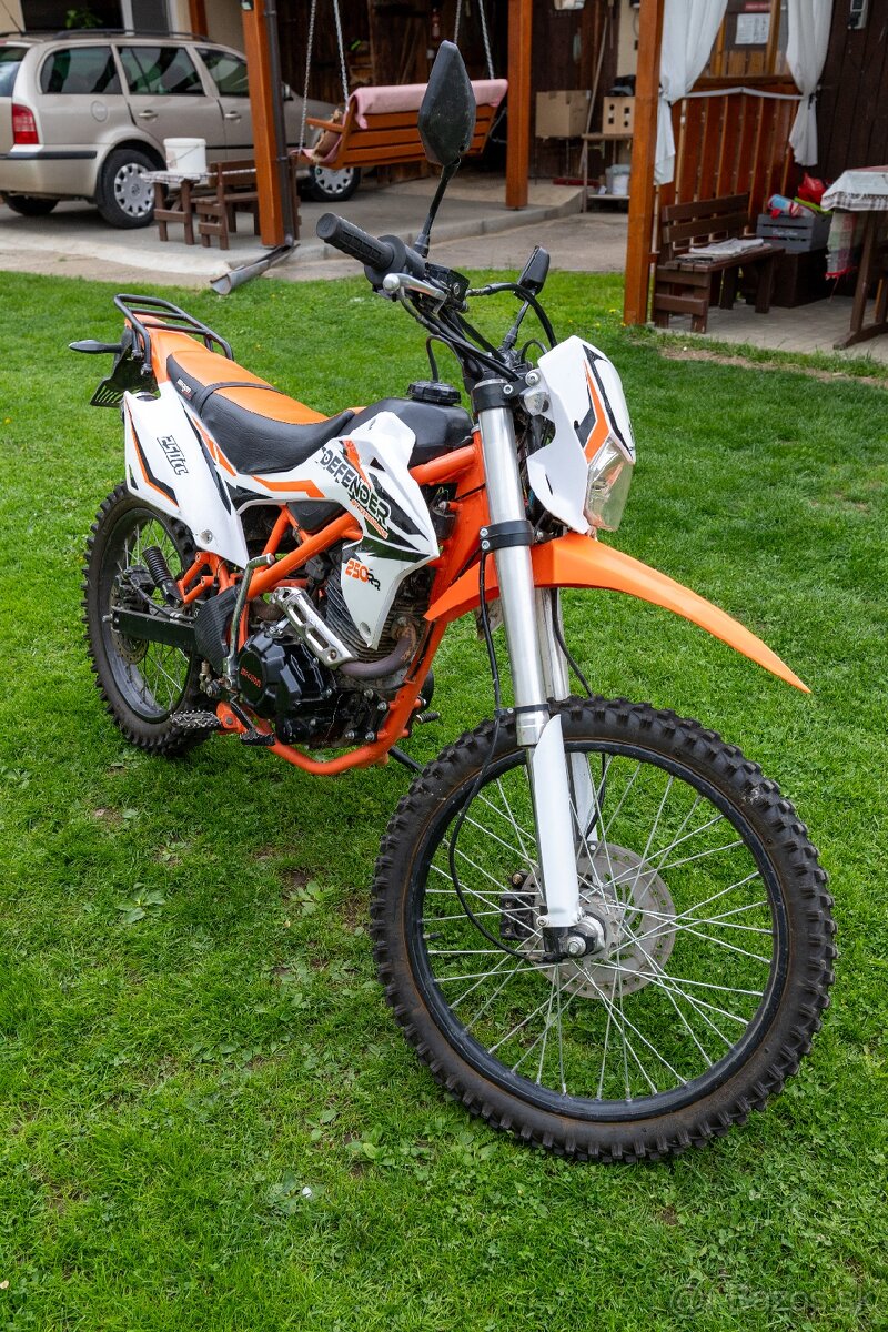 Motorka Defender 250