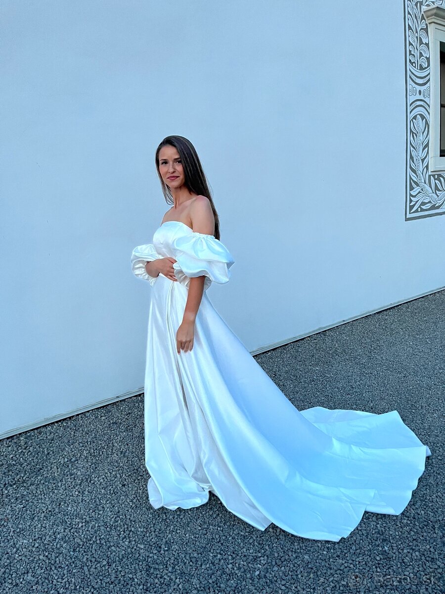 Saténové svadobné šaty s puff rukávmi - 3