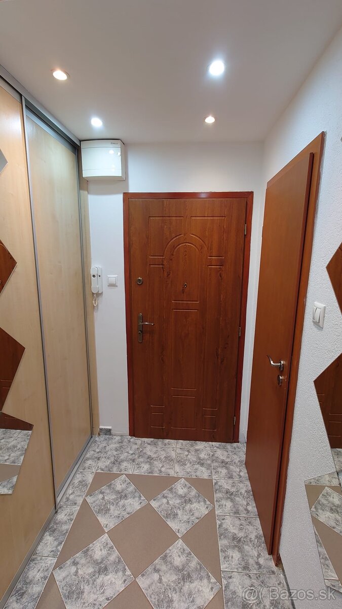 Ponúkam Vám na prenájom veľký 1 izbový zariadený byt v DS - 3