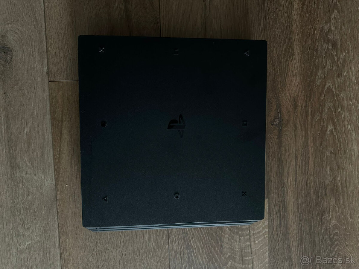 predám PlayStation 4 PRO 1TB + 3 ovládače + PS kamera - 3