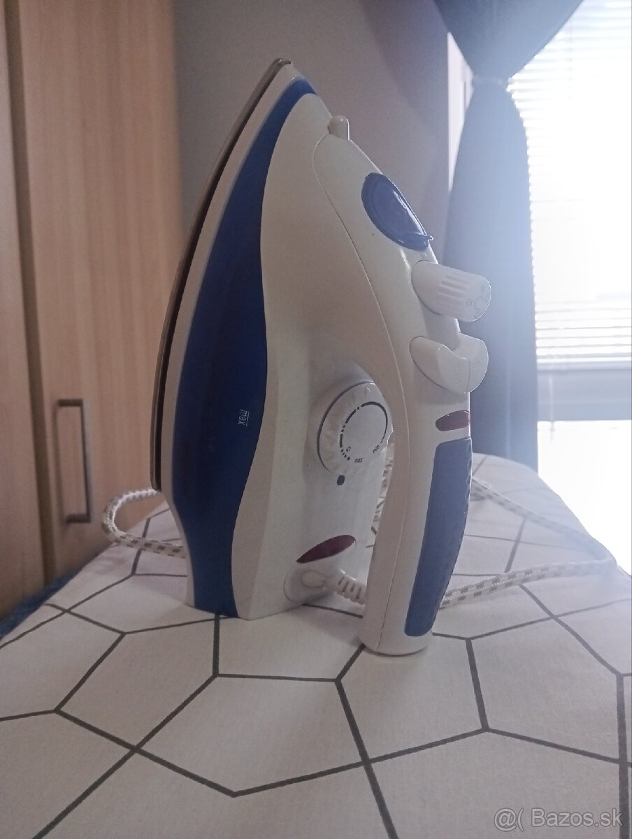 Žehlička a doska na žehlenie - 3