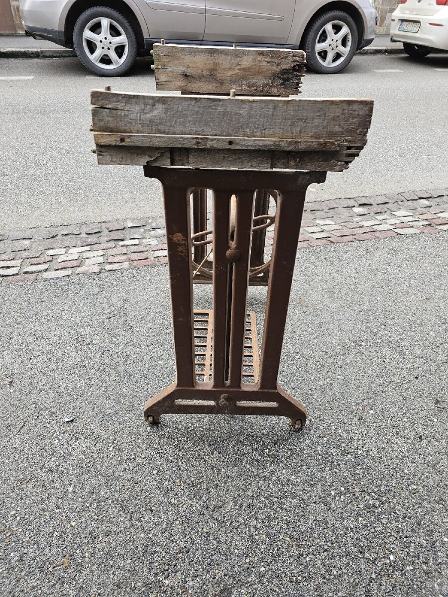 Stojan zo šijaceho stroja - 3