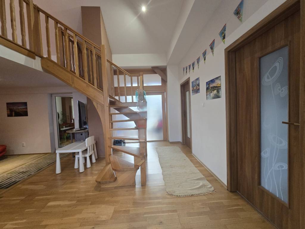 5 izbový podkrovný byt s parkovacím miestom - 3