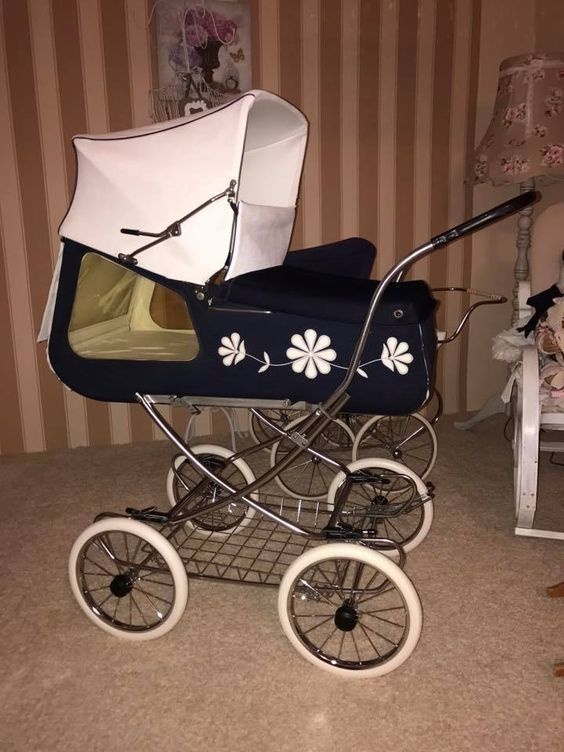 Hojdací starý retro nostalgický kočík. - 3