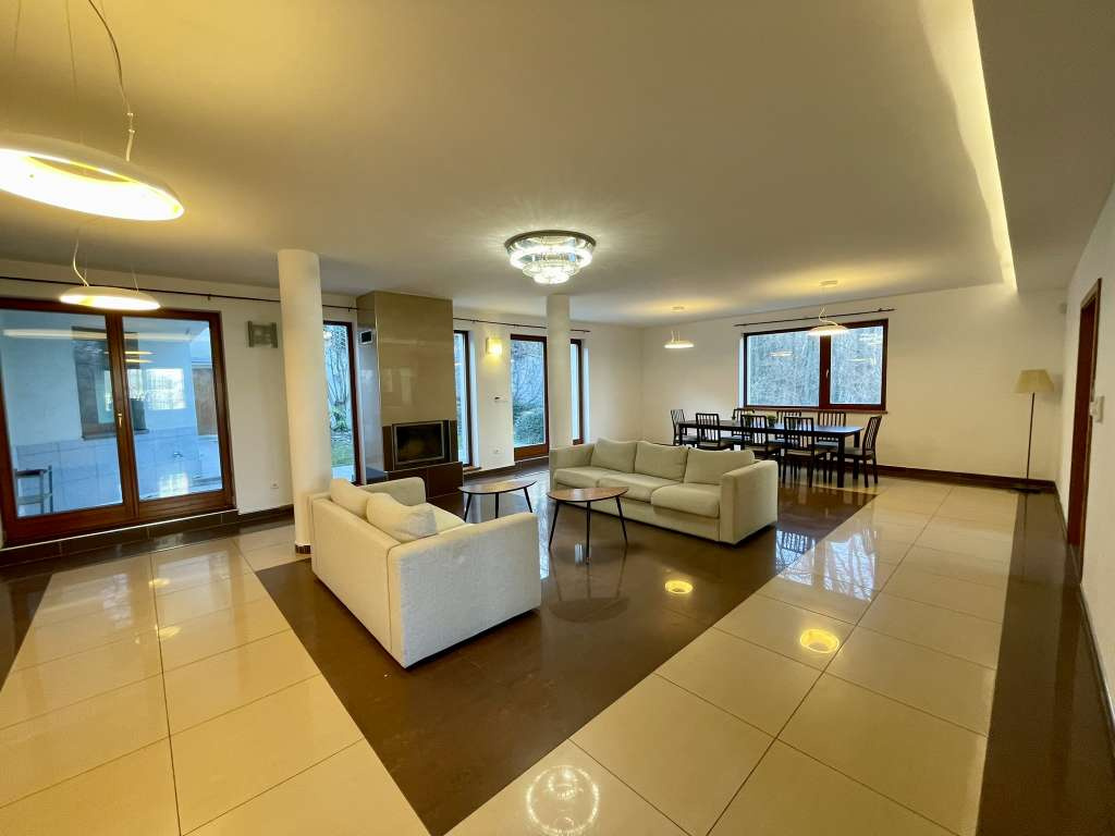 Na prenájom 7 izbový dom s bazénom v Karlovej Vsi - 3