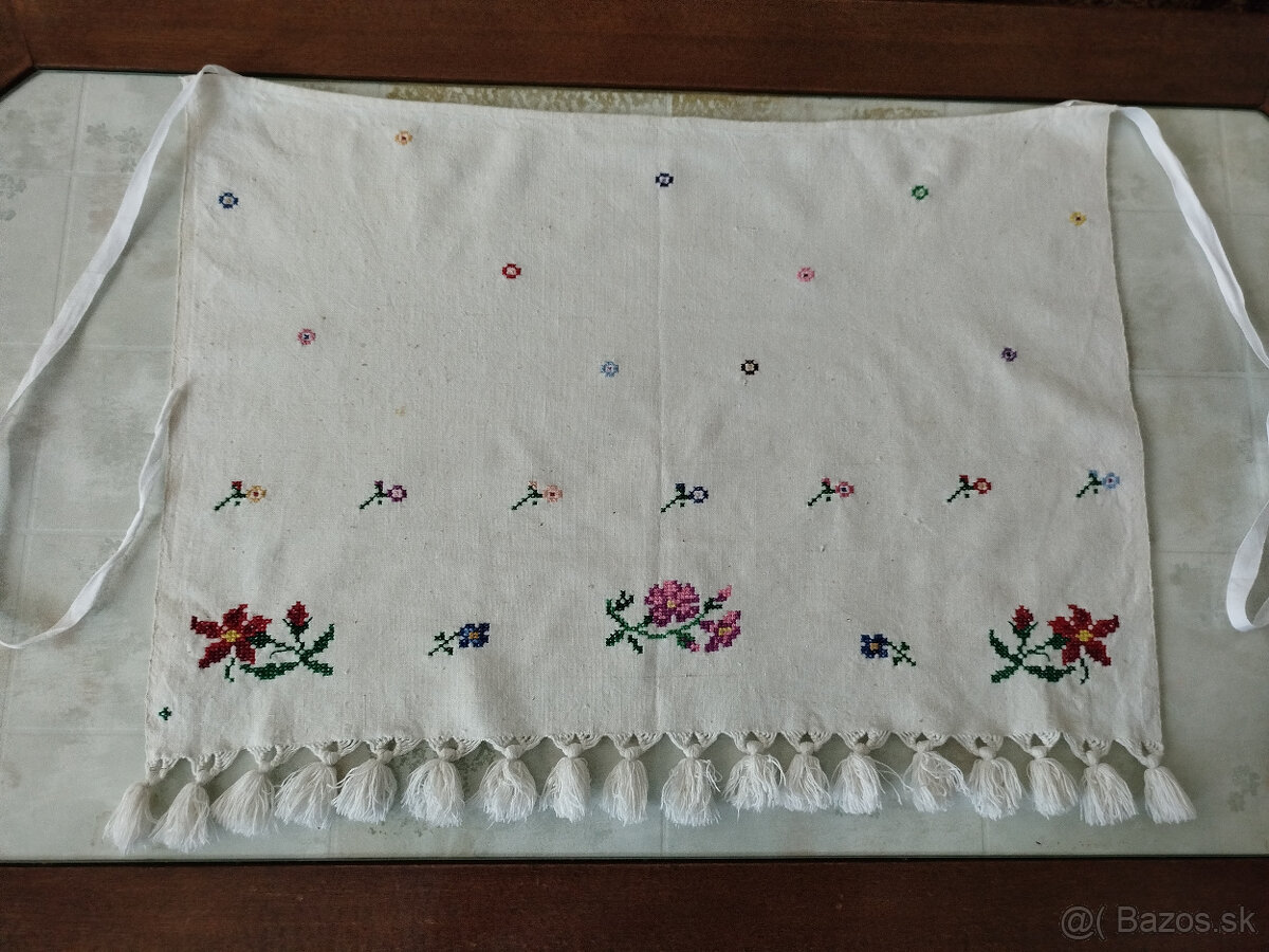 Vyšívané obrusy, závesy a zástera - 3