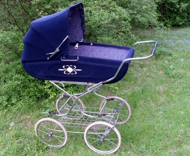 Starý, nostalgický, hojdací kočík na vyššom podvozku. - 3