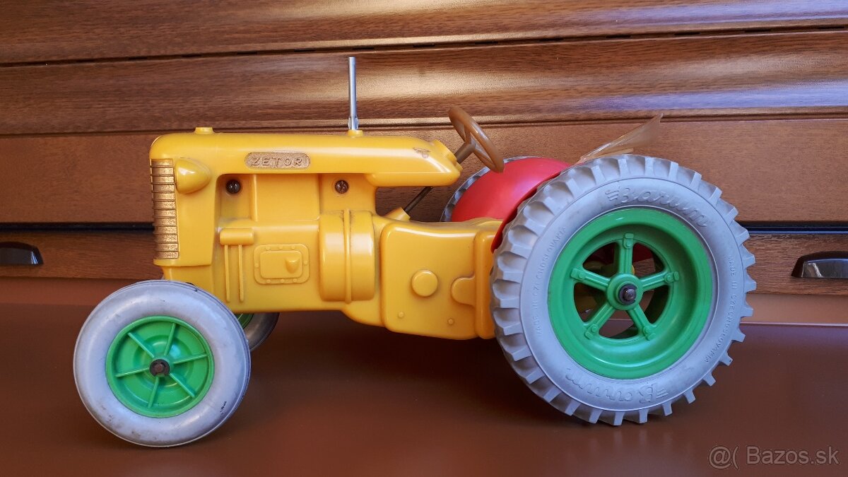Stara hracka: Traktor ZETOR - 3