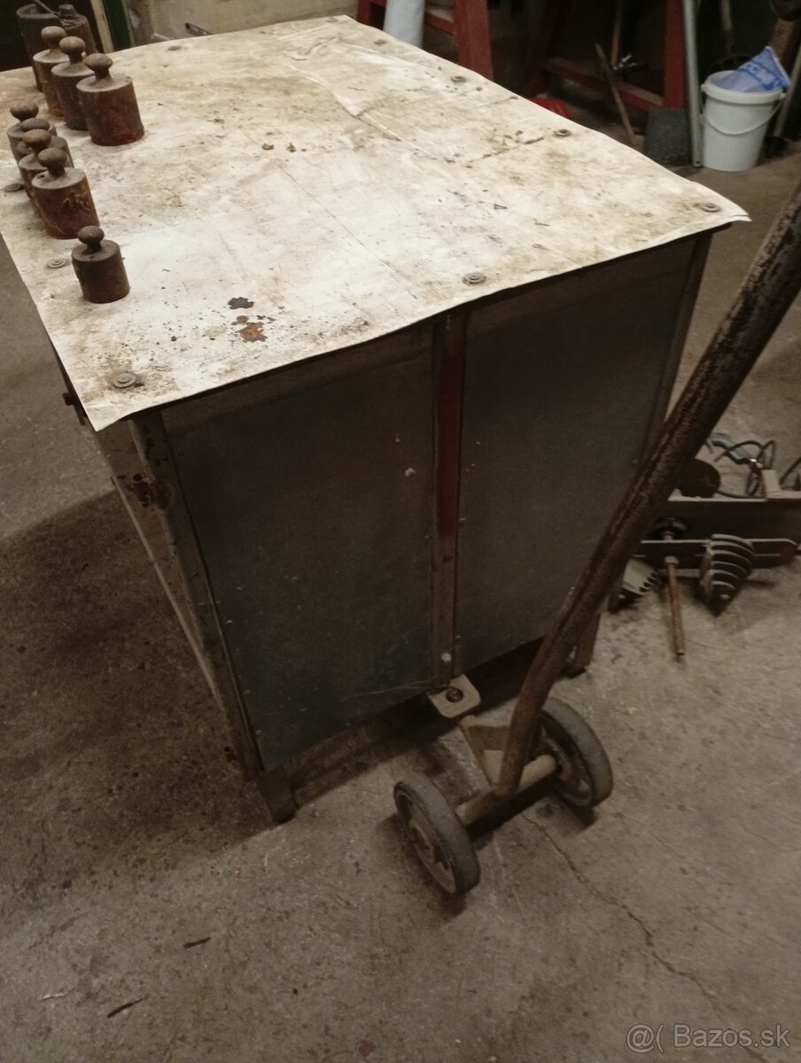 Pracovný stôl na kolesách. - 3