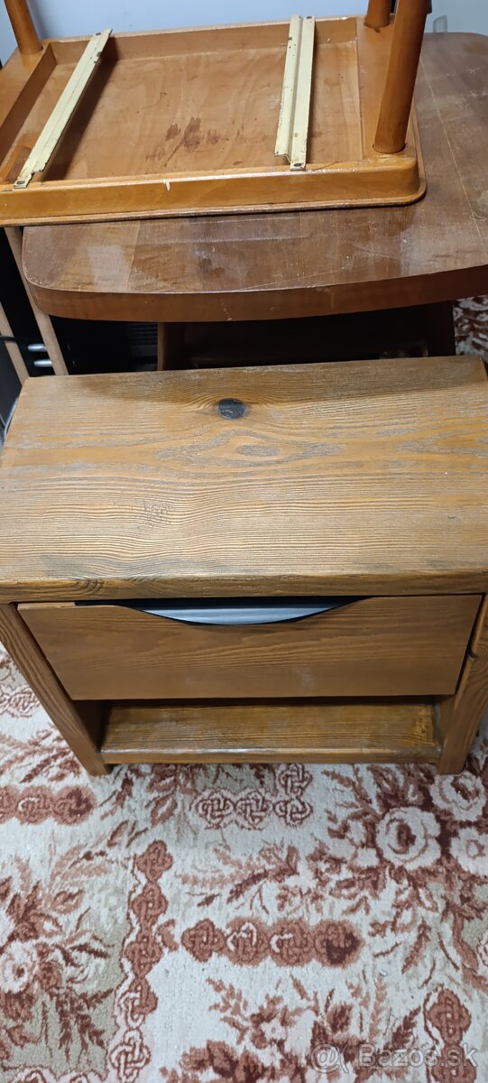 Posteľ z masívu 140cm a stolík - 3