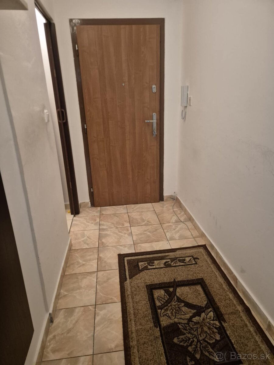 PREDAJ - čiastočne prerobená garsónka s balkónom na Eotvosov - 3