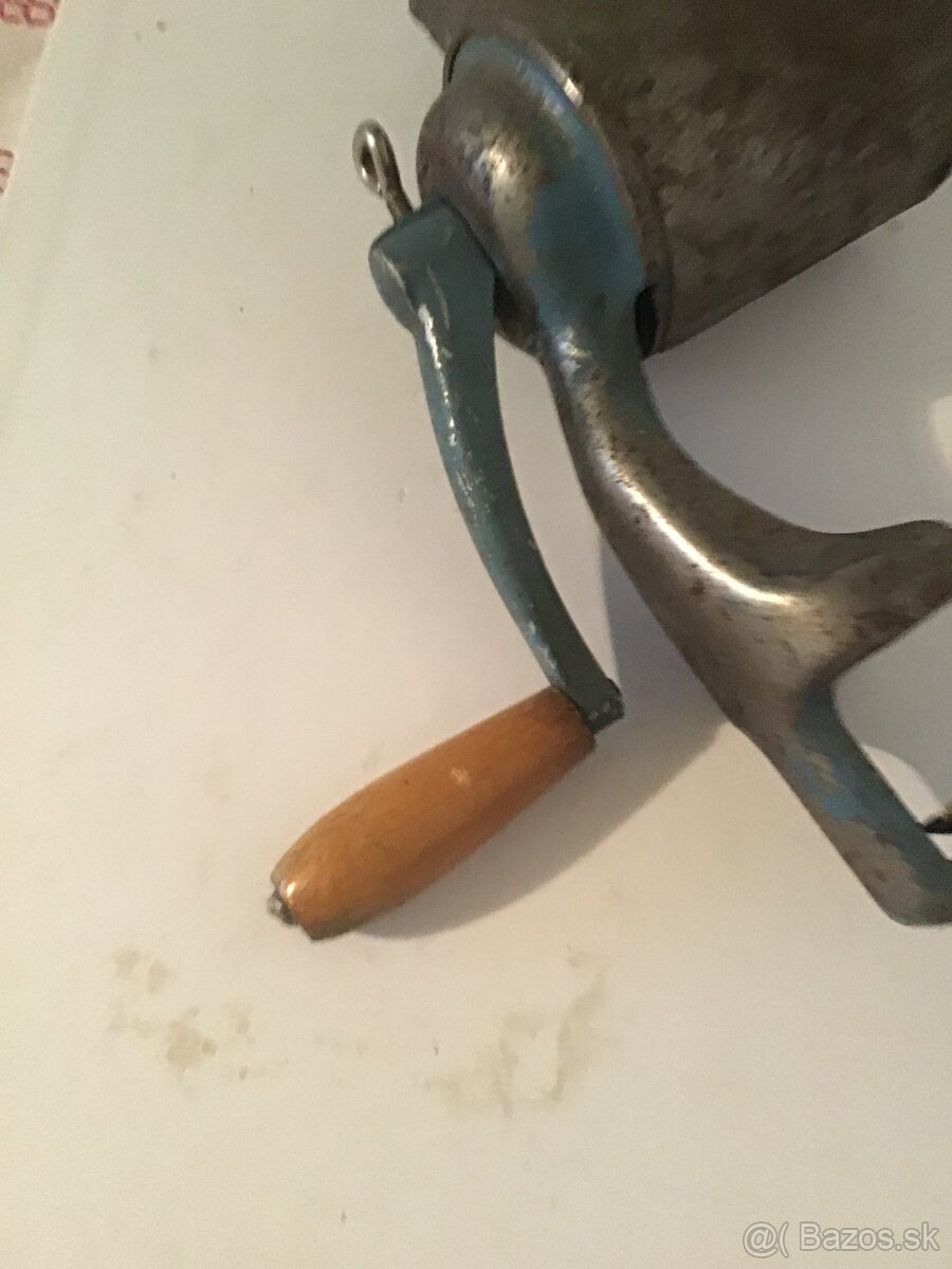 STARý LIATINOVý MLYNčEK NA ORECHY - 3