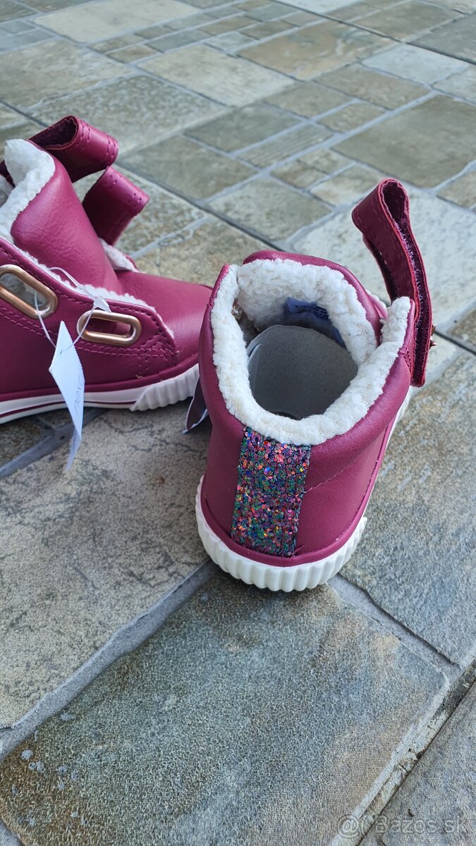 Dievča veľ.20,5 Next - 3
