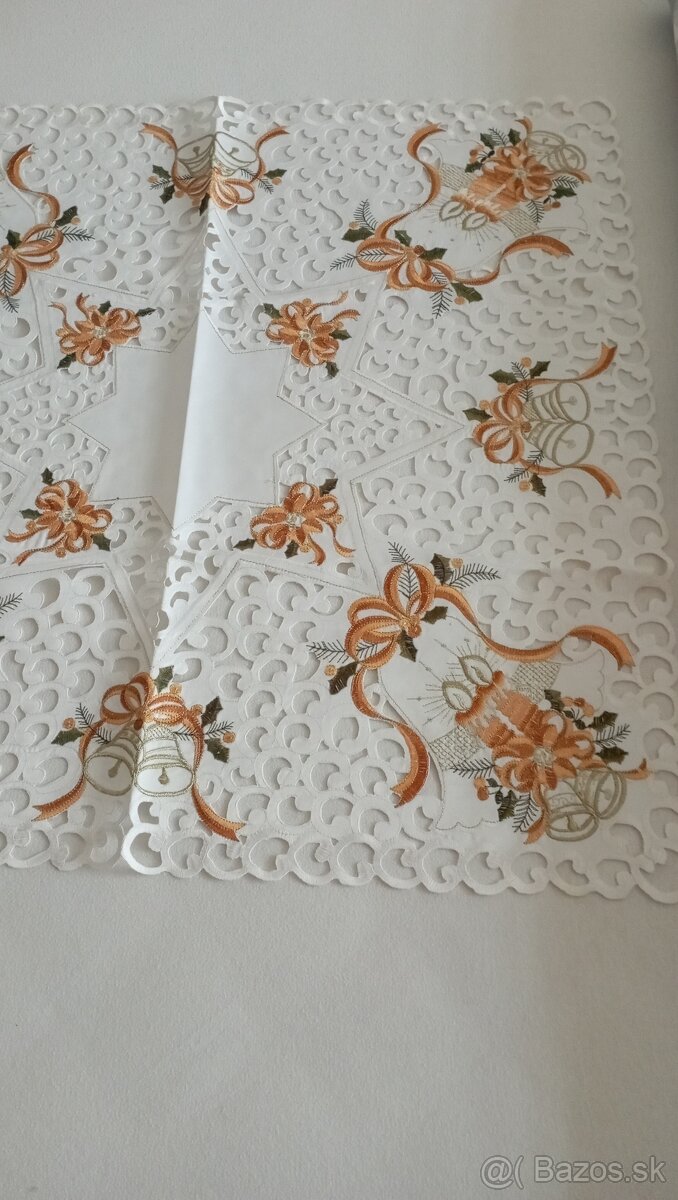 Vyšívaný biely vianočný obrus - 3