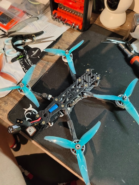 FPV dron 5 palec digital ELRS na 4S - 3