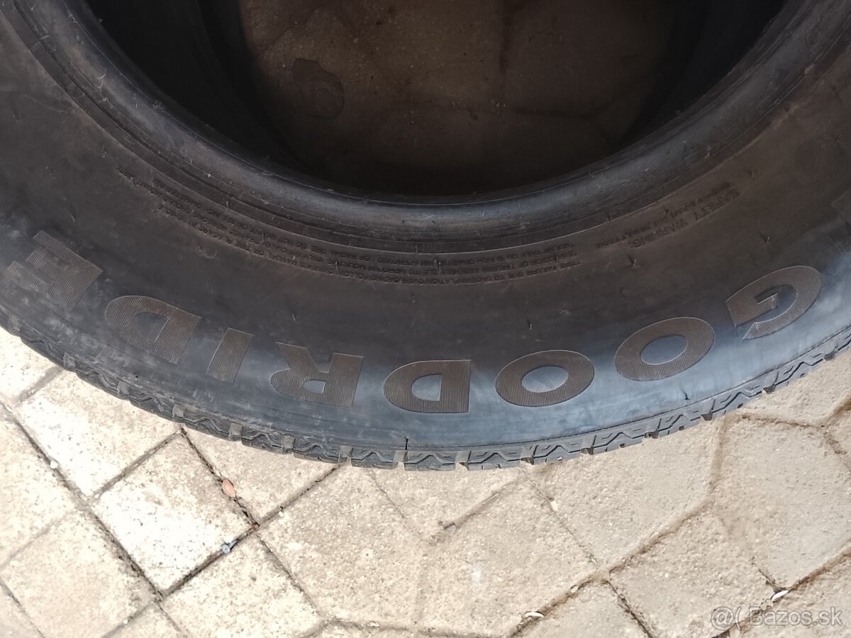 Predám zimné pneu 215/65r16 6/7mm - 3